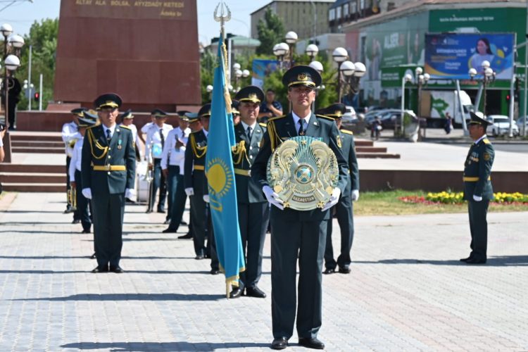 ШЫМКЕНТТЕ МЕМЛЕКЕТТІК РӘМІЗДЕР КҮНІНДЕ КӨК ТУДЫ ӘУЕЛЕТКЕН АВТО ЖӘНЕ ВЕЛОШЕРУ ӨТТІ