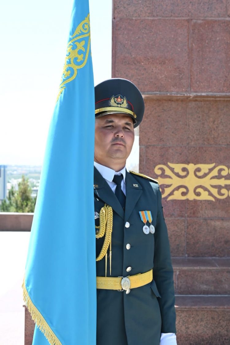 ШЫМКЕНТТЕ МЕМЛЕКЕТТІК РӘМІЗДЕР КҮНІНДЕ КӨК ТУДЫ ӘУЕЛЕТКЕН АВТО ЖӘНЕ ВЕЛОШЕРУ ӨТТІ