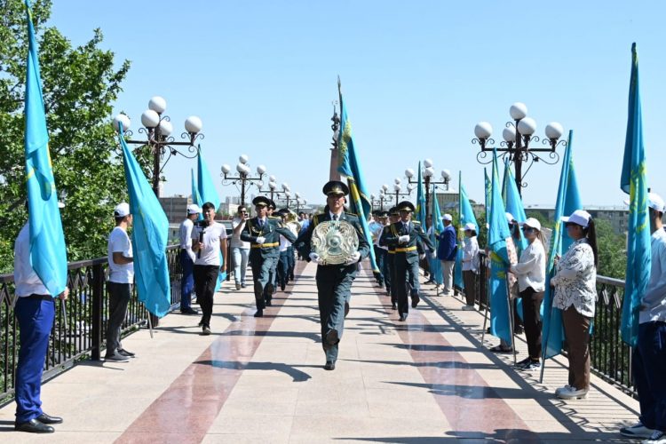 ШЫМКЕНТТЕ МЕМЛЕКЕТТІК РӘМІЗДЕР КҮНІНДЕ КӨК ТУДЫ ӘУЕЛЕТКЕН АВТО ЖӘНЕ ВЕЛОШЕРУ ӨТТІ