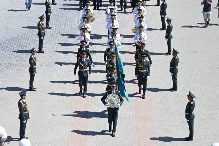 ШЫМКЕНТТЕ МЕМЛЕКЕТТІК РӘМІЗДЕР КҮНІНДЕ КӨК ТУДЫ ӘУЕЛЕТКЕН АВТО ЖӘНЕ ВЕЛОШЕРУ ӨТТІ