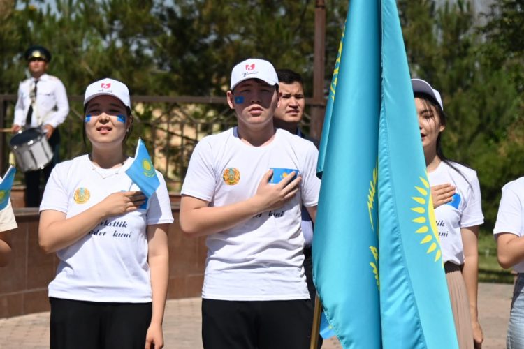ШЫМКЕНТТЕ МЕМЛЕКЕТТІК РӘМІЗДЕР КҮНІНДЕ КӨК ТУДЫ ӘУЕЛЕТКЕН АВТО ЖӘНЕ ВЕЛОШЕРУ ӨТТІ
