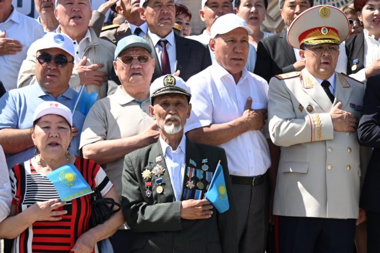 ШЫМКЕНТТЕ МЕМЛЕКЕТТІК РӘМІЗДЕР КҮНІНДЕ КӨК ТУДЫ ӘУЕЛЕТКЕН АВТО ЖӘНЕ ВЕЛОШЕРУ ӨТТІ