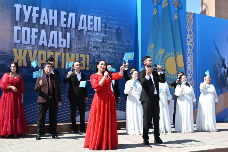 ШЫМКЕНТТЕ МЕМЛЕКЕТТІК РӘМІЗДЕР КҮНІНДЕ КӨК ТУДЫ ӘУЕЛЕТКЕН АВТО ЖӘНЕ ВЕЛОШЕРУ ӨТТІ