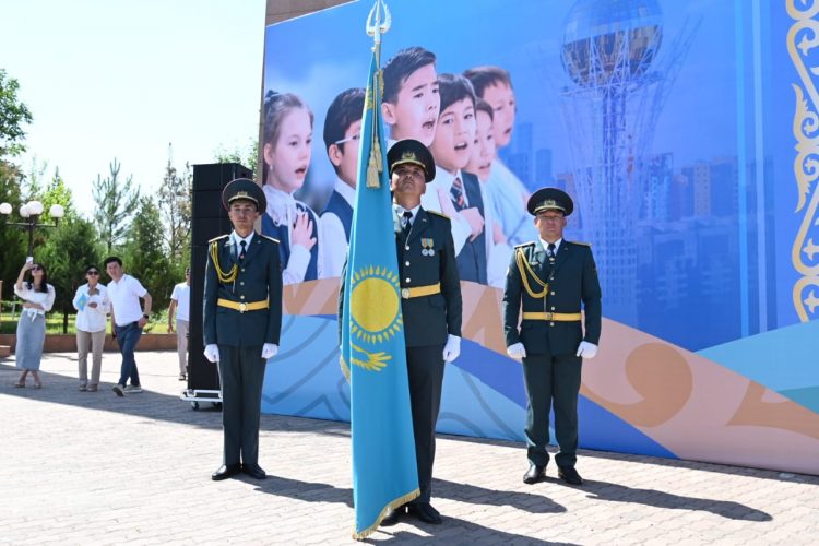 ШЫМКЕНТТЕ МЕМЛЕКЕТТІК РӘМІЗДЕР КҮНІНДЕ КӨК ТУДЫ ӘУЕЛЕТКЕН АВТО ЖӘНЕ ВЕЛОШЕРУ ӨТТІ
