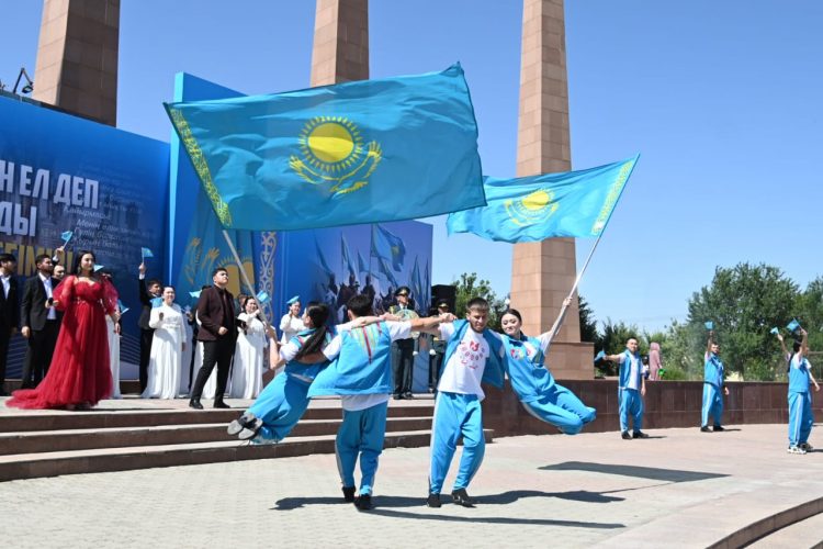 ШЫМКЕНТТЕ МЕМЛЕКЕТТІК РӘМІЗДЕР КҮНІНДЕ КӨК ТУДЫ ӘУЕЛЕТКЕН АВТО ЖӘНЕ ВЕЛОШЕРУ ӨТТІ