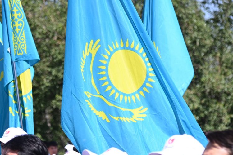 ШЫМКЕНТТЕ МЕМЛЕКЕТТІК РӘМІЗДЕР КҮНІНДЕ КӨК ТУДЫ ӘУЕЛЕТКЕН АВТО ЖӘНЕ ВЕЛОШЕРУ ӨТТІ