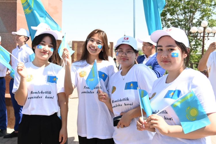 ШЫМКЕНТТЕ МЕМЛЕКЕТТІК РӘМІЗДЕР КҮНІНДЕ КӨК ТУДЫ ӘУЕЛЕТКЕН АВТО ЖӘНЕ ВЕЛОШЕРУ ӨТТІ
