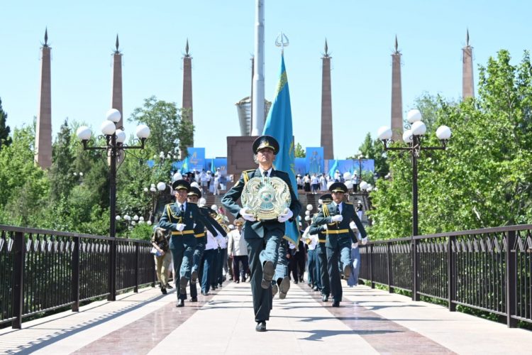 ШЫМКЕНТТЕ МЕМЛЕКЕТТІК РӘМІЗДЕР КҮНІНДЕ КӨК ТУДЫ ӘУЕЛЕТКЕН АВТО ЖӘНЕ ВЕЛОШЕРУ ӨТТІ