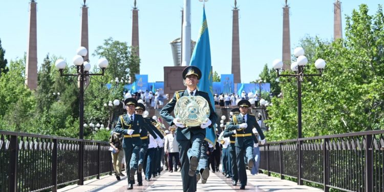 ШЫМКЕНТТЕ МЕМЛЕКЕТТІК РӘМІЗДЕР КҮНІНДЕ КӨК ТУДЫ ӘУЕЛЕТКЕН АВТО ЖӘНЕ ВЕЛОШЕРУ ӨТТІ