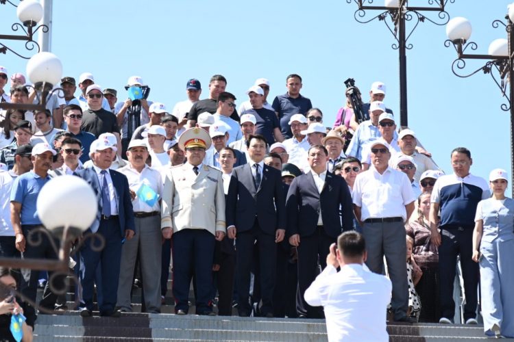 ШЫМКЕНТТЕ МЕМЛЕКЕТТІК РӘМІЗДЕР КҮНІНДЕ КӨК ТУДЫ ӘУЕЛЕТКЕН АВТО ЖӘНЕ ВЕЛОШЕРУ ӨТТІ