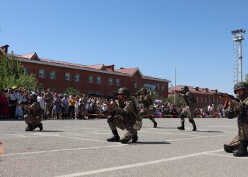Сарбаздардың туыстары әскери бөлімге экскурсия жасады