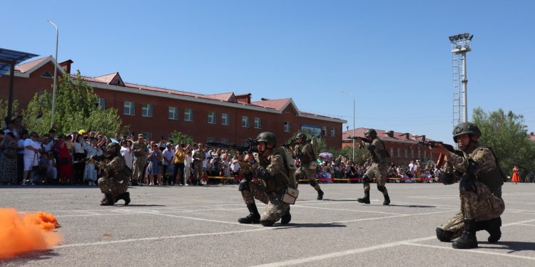 Сарбаздардың туыстары әскери бөлімге экскурсия жасады