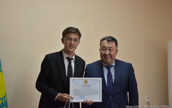 СОЗАҚ: АУДАН ӘКІМІ РЕСПУБЛИКАЛЫҚ ЖАРЫСТА ЖҮЛДЕГЕР АТАНҒАН ОҚУШЫЛАРДЫ ҚАБЫЛДАДЫ