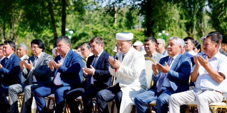 Шымкенттіктер саяси қуғын-сүргін құрбандарының рухына тағзым етті