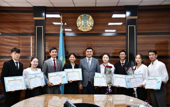 ОТЫРАР: БІЛІМДІНІҢ КҮНІ ЖАРЫҚ