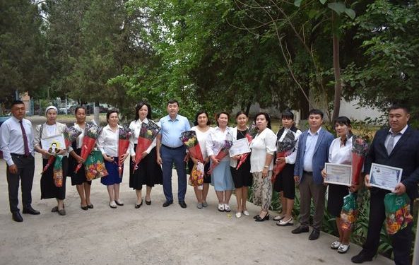 САРЫАҒАШ: БӨЛІМ БАСШЫСЫ ДӘУЛЕТ АКАТОВ ДАРЫНДЫ ОҚУШЫЛАРДЫ МАРАПАТТАДЫ