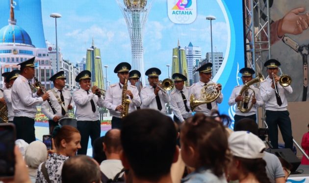​Әскери оркестр Шымкент тұрғындарына көтеріңкі көңіл-күй сыйлады