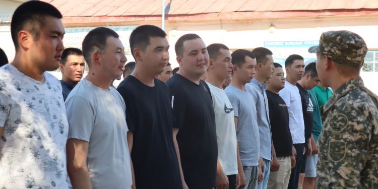 Шымкентте Қорғаныс министрлігінің оқу орындарына түсуге үміткерлерді шығарып салды