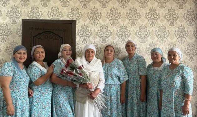 70 НЕМЕРЕСІ, 20 ШӨБЕРЕСІ БАР: ТҮРКІСТАН ОБЛЫСЫНДА 24 БАЛАНЫ ДҮНИЕГЕ ӘКЕЛГЕН АЛТЫН ҚҰРСАҚТЫ АНА ТҰРАДЫ