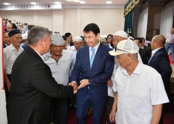 ДАРХАН САТЫБАЛДЫ АРЫС ҚАЛАСЫНЫҢ ТҰРҒЫНДАРЫМЕН КЕЗДЕСТІ