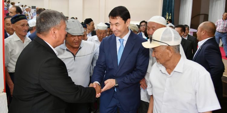 ДАРХАН САТЫБАЛДЫ АРЫС ҚАЛАСЫНЫҢ ТҰРҒЫНДАРЫМЕН КЕЗДЕСТІ