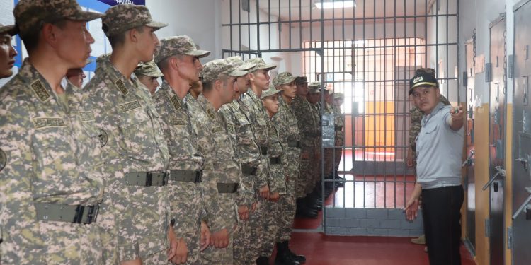 Сарбаздармен әскери қылмыстар үшін жауапкершілік тақырыбында кездесу өтті