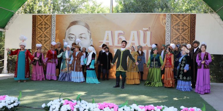 ШЫМКЕНТТЕ АБАЙ КҮНІ ЕРЕКШЕ ТОЙЛАНДЫ