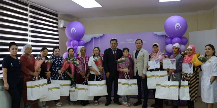 АУДАН БАСШЫСЫ ПЕРЗЕНТХАНАДА АНАЛАРДЫ ҚҰТТЫҚТАДЫ