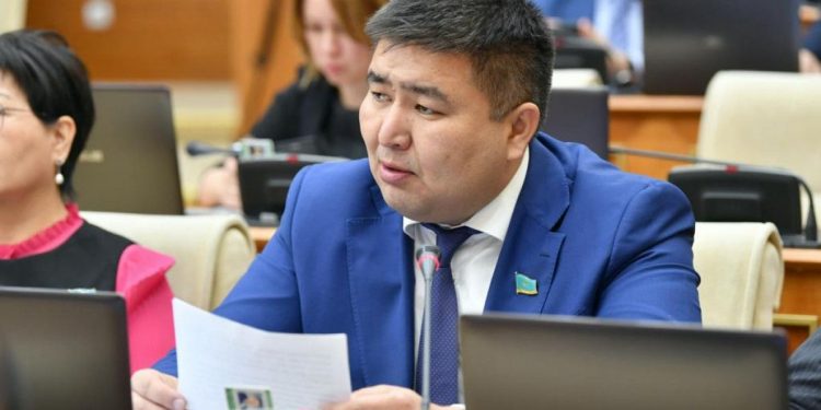 «АМАNАТ»: Депутаттар педофилді химиялық кастрациялап, өмір бойына бас бостандығынан айыруды ұсынды