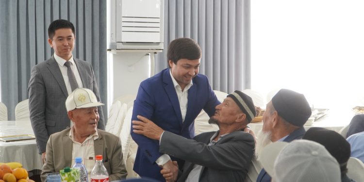 ТҮРКІСТАН: БӘЙДІБЕКТЕ ҚАРТТАР КҮНІНЕ ОРАЙ АУДАН ҚАРИЯЛАРЫНА ҚҰРМЕТ КӨРСЕТІЛДІ