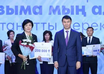 ТҮРКІСТАНДА «ҰСТАЗЫМА МЫҢ АЛҒЫС» МЕРЕКЕЛІК ІС-ШАРАСЫНДА ОБЛЫС ҰСТАЗДАРЫНА ҚҰРМЕТ КӨРСЕТІЛДІ