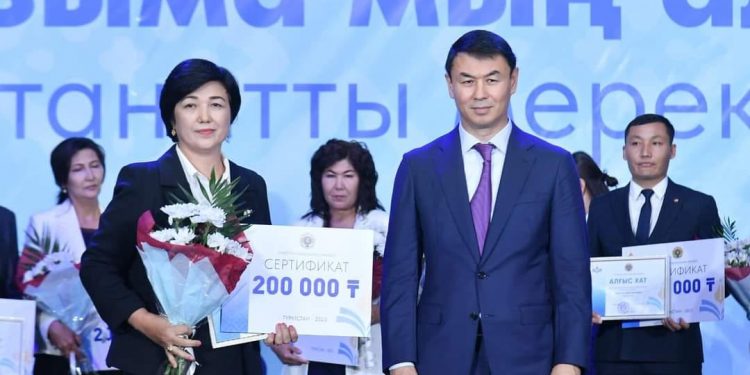 ТҮРКІСТАНДА «ҰСТАЗЫМА МЫҢ АЛҒЫС» МЕРЕКЕЛІК ІС-ШАРАСЫНДА ОБЛЫС ҰСТАЗДАРЫНА ҚҰРМЕТ КӨРСЕТІЛДІ