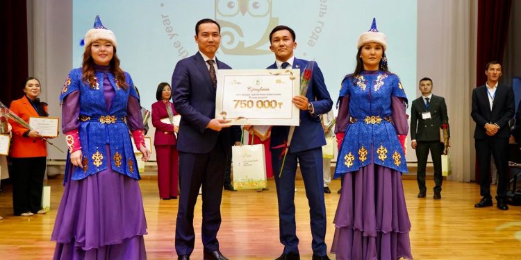 ТҮРКІСТАНДЫҚ ҰСТАЗ «ҮЗДІК ЖЫЛ МҰҒАЛІМІ — 2023» БАЙҚАУЫНДА ІІІ ОРЫН ИЕЛЕНДІ