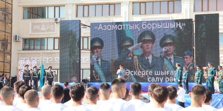 Түркістан облысында бір күнде 80 бала әскерге аттанды