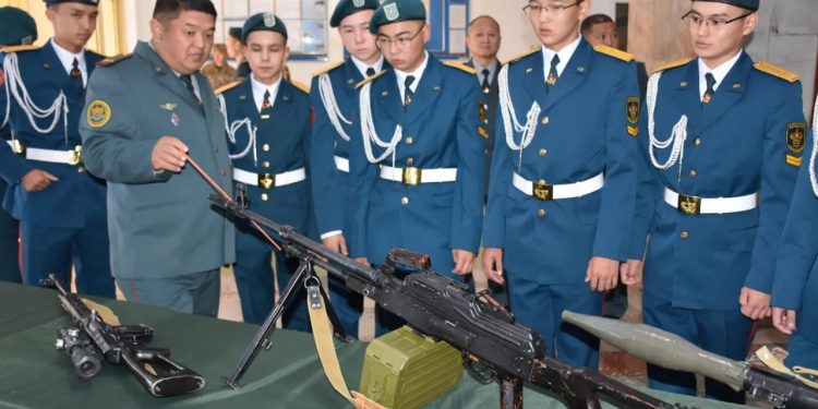 Шымкент қаласының «Жас ұлан» Республикалық мектебінің тәрбиеленушілері Алматының курсанттарына қонақта болды