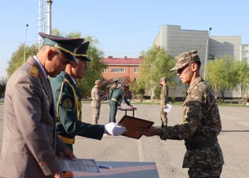 Шымкентте сарбаздар әскери бөлімімен және әріптестерімен қоштасты