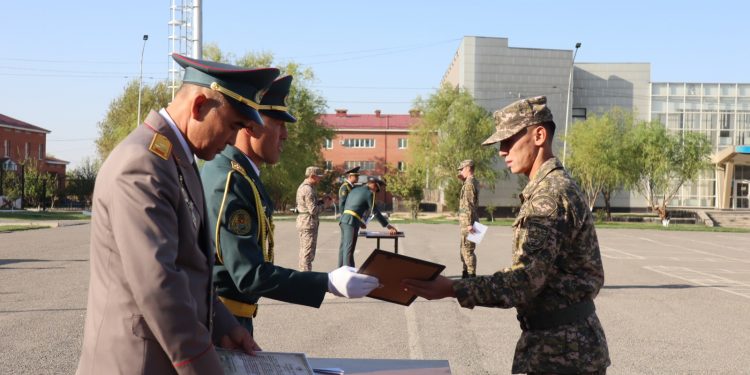 Шымкентте сарбаздар әскери бөлімімен және әріптестерімен қоштасты