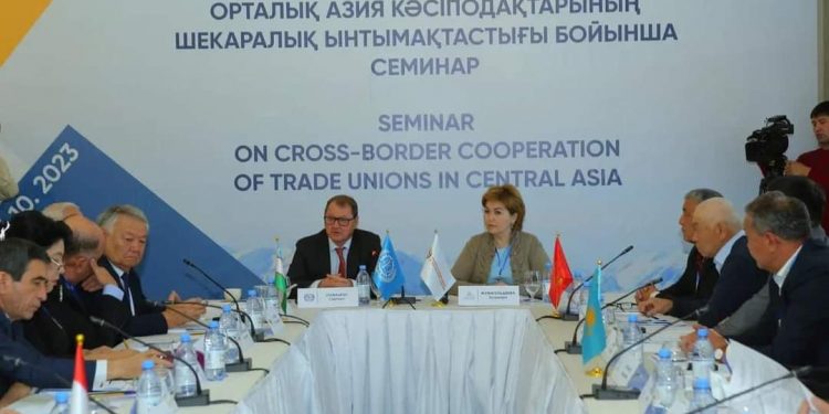 ОРТАЛЫҚ АЗИЯ КӘСІПОДАҚТАРЫ ЕҢБЕК МИГРАНТТАРЫНЫҢ МӘСЕЛЕЛЕРІН ШЕШУ БОЙЫНША ҰСЫНЫСТАРДЫ ТАЛҚЫЛАЙДЫ