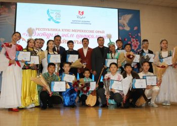 ШЫМКЕНТ : ҚАРАТАУ АУДАНЫНДА ДӘСТҮРЛІ ӘН БАЙҚАУЫ ӨТТІ