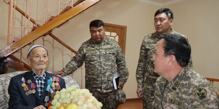 Қарулы күштердің өкілдері Ұлы Отан соғысының ардагерін құттықтады
