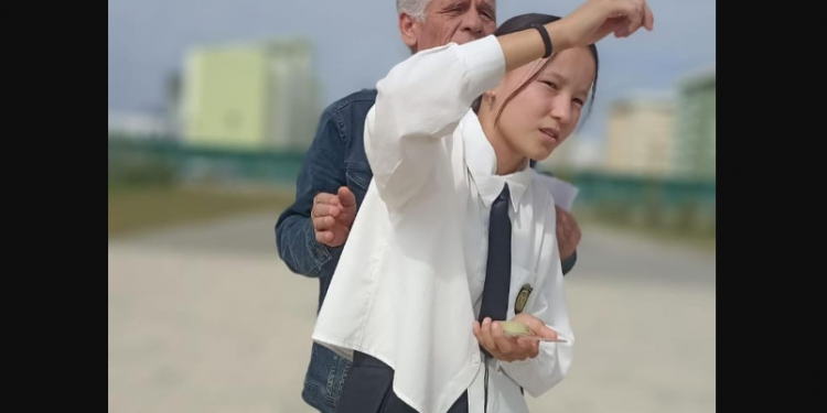 Балалар компастың көмегімен төңіректі бағдарлады