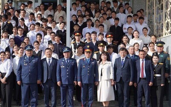 ТҮРКІСТАН ОБЛЫСЫ: МЕКТЕП ОҚУШЫЛАРЫ ГЕНЕРАЛМЕН КЕЗДЕСТІ