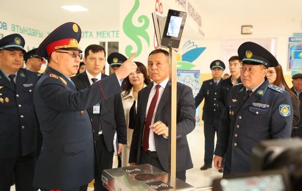 ТҮРКІСТАН ОБЛЫСЫ: ДЕПАРТАМЕНТ БАСШЫСЫ МЕКТЕПТЕРДІҢ ҚАУІПСІЗДІК ЖҮЙЕСІН ТЕКСЕРІП, ОҚУШЫЛАРМЕН КЕЗДЕСТІ