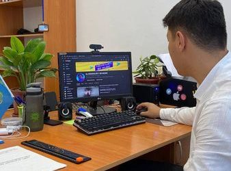 Келесте ауыл мұғалімі танымал әндерді 8D форматына өңдейді