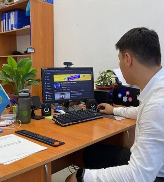 Келесте ауыл мұғалімі танымал әндерді 8D форматына өңдейді