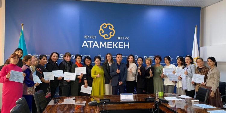Кәсіпкерлік палатасының курстарын тәмамдаған шымкенттіктерге сертификаттар табысталды