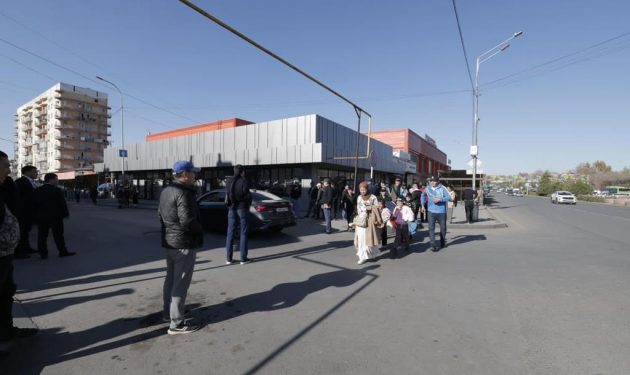 ҚАЛА ӘКІМІ «КӨМЕШ БҰЛАҚ» БАЗАРЫ АУМАҒЫНДАҒЫ АВТОТҰРАҚТЫ КӨШІРУДІ ҚОЛДАДЫ