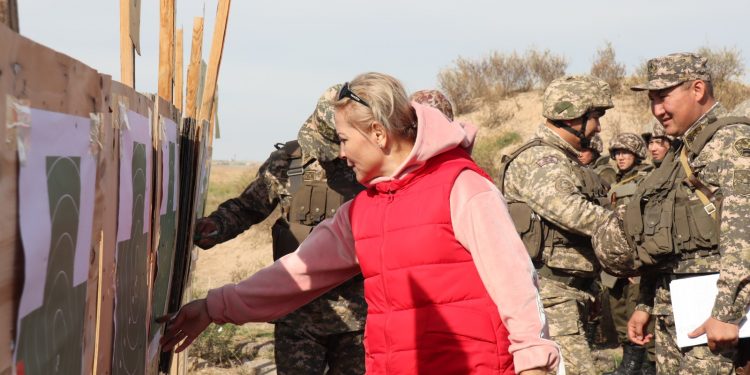 Сарбаздардың алғашқы оқ ату жаттығуына сарбаздар аналары комитетінің өкілі қатысты