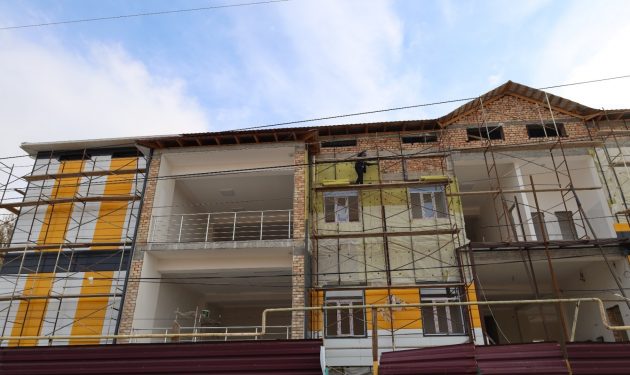 ТҮРКІСТАН: ТӨЛЕБИДЕ 80 ОРЫНҒА АРНАЛҒАН ОҚУШЫЛАР ҮЙІ САЛЫНУДА