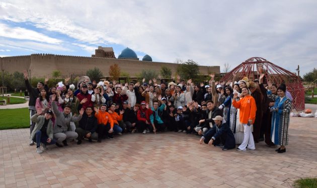 ТҮРКІСТАНДА ХАЛЫҚТЫҢ БІРЛІГІН БЕЙНЕЛЕЙТІН КИІЗ ҮЙ ТІГІЛДІ